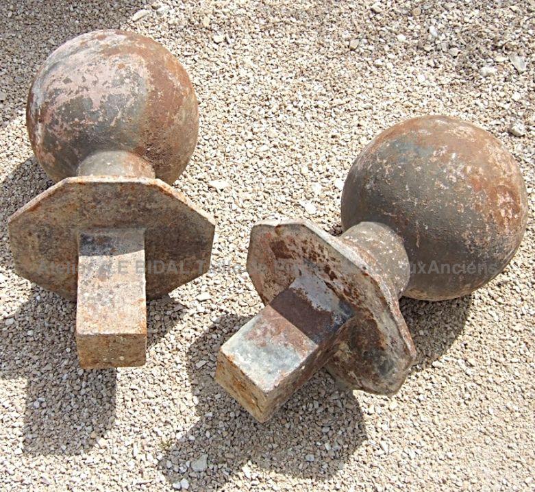 Paire de boules anciennes en fonte