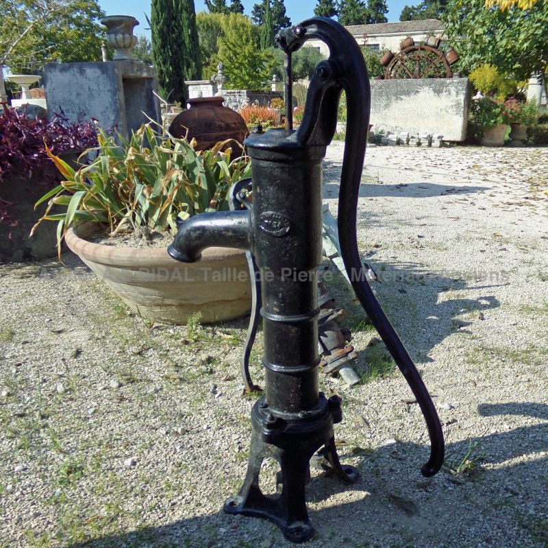 Superbe pompe manuelle : une ancienne pompe à eau à bras à vendre chez Alain BIDAL, Provence