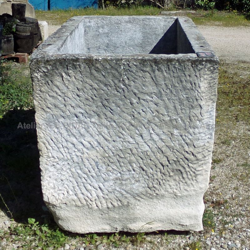 Véritable bac en pierre : bac rectangulaire de décoration de jardin - Atelier Alain BIDAL (Provence)