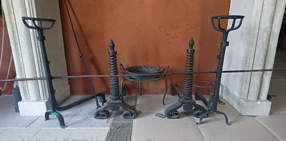 Large choix d'accessoires anciens pour cheminée à la vente chez Alain Bidal en Provence.