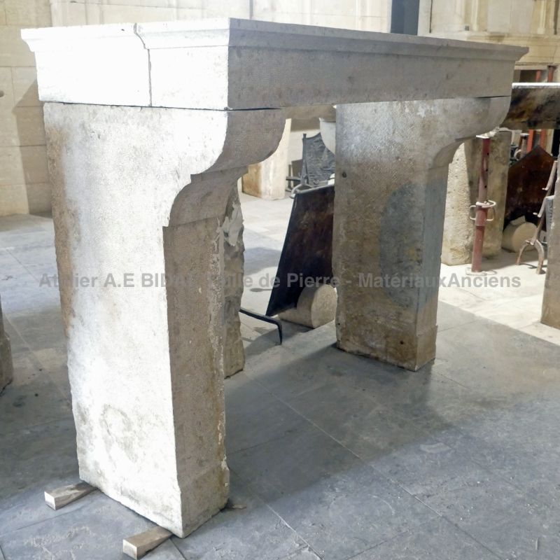 Antique mantel in Burgundy stone - Atelier Alain BIDAL, Provence