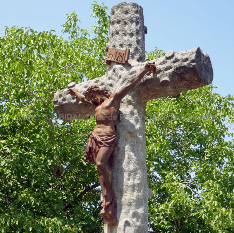 Grande croix en pierre avec Christ attaché à cette croix catholique.
