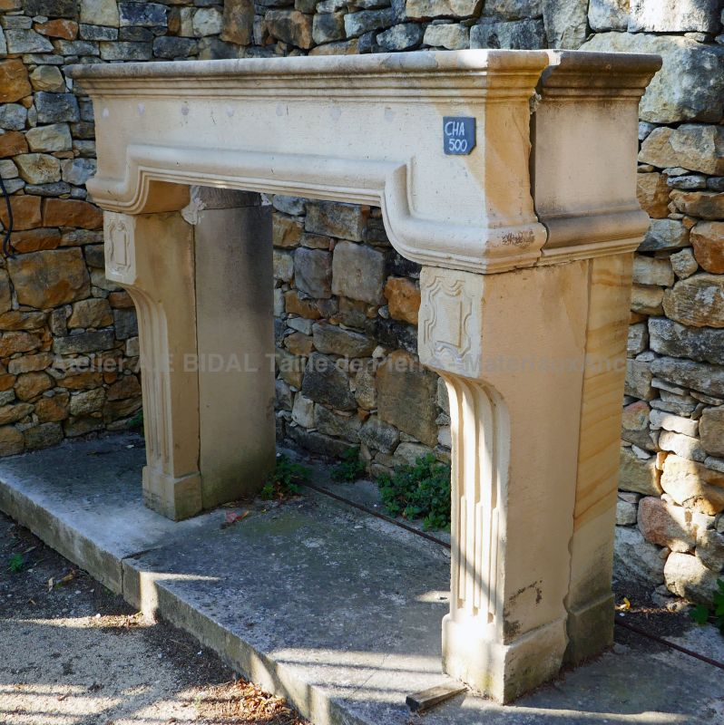 Ancienne cheminée Louis XIV en pierre par Alain Bidal Matériaux Anciens en Provence.