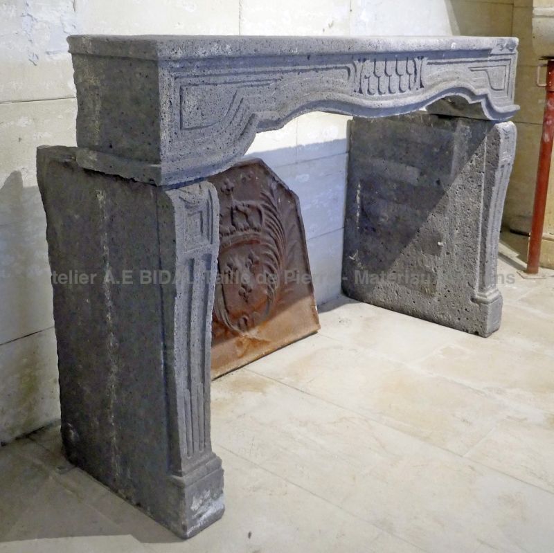 Cheminée 19ème en pierre grise volcanique - Cheminée ancienne à vendre en Provence chez Alain BIDAL