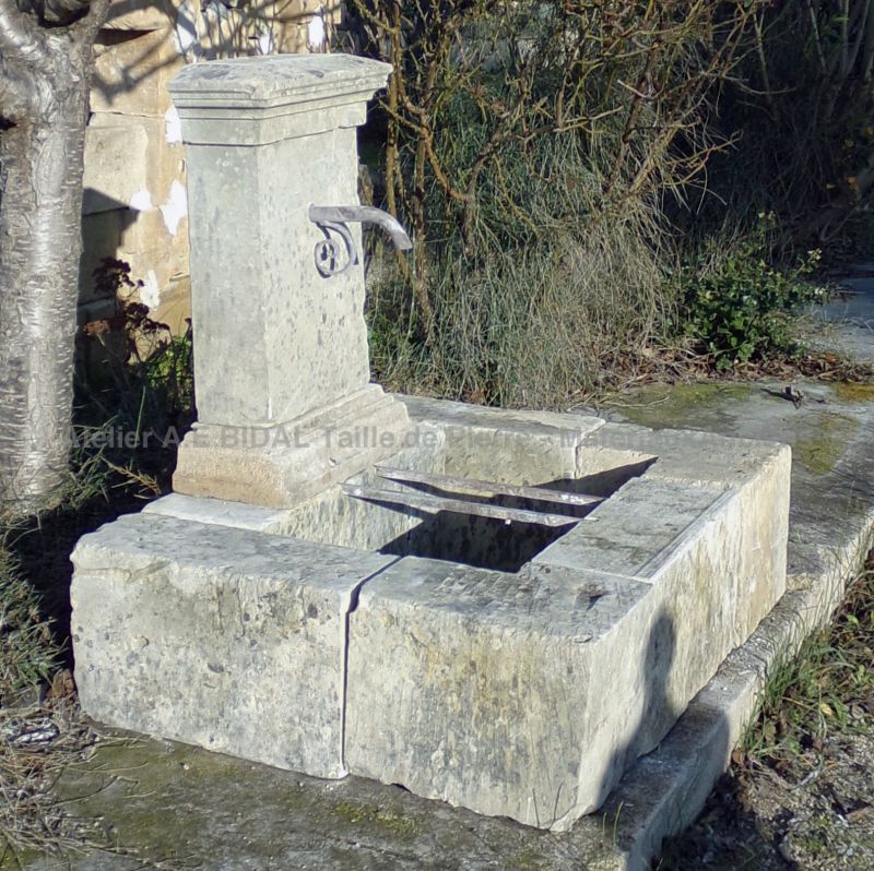 Charming fountain crafted in rustic stone - Atelier Alain BIDAL (Provence)