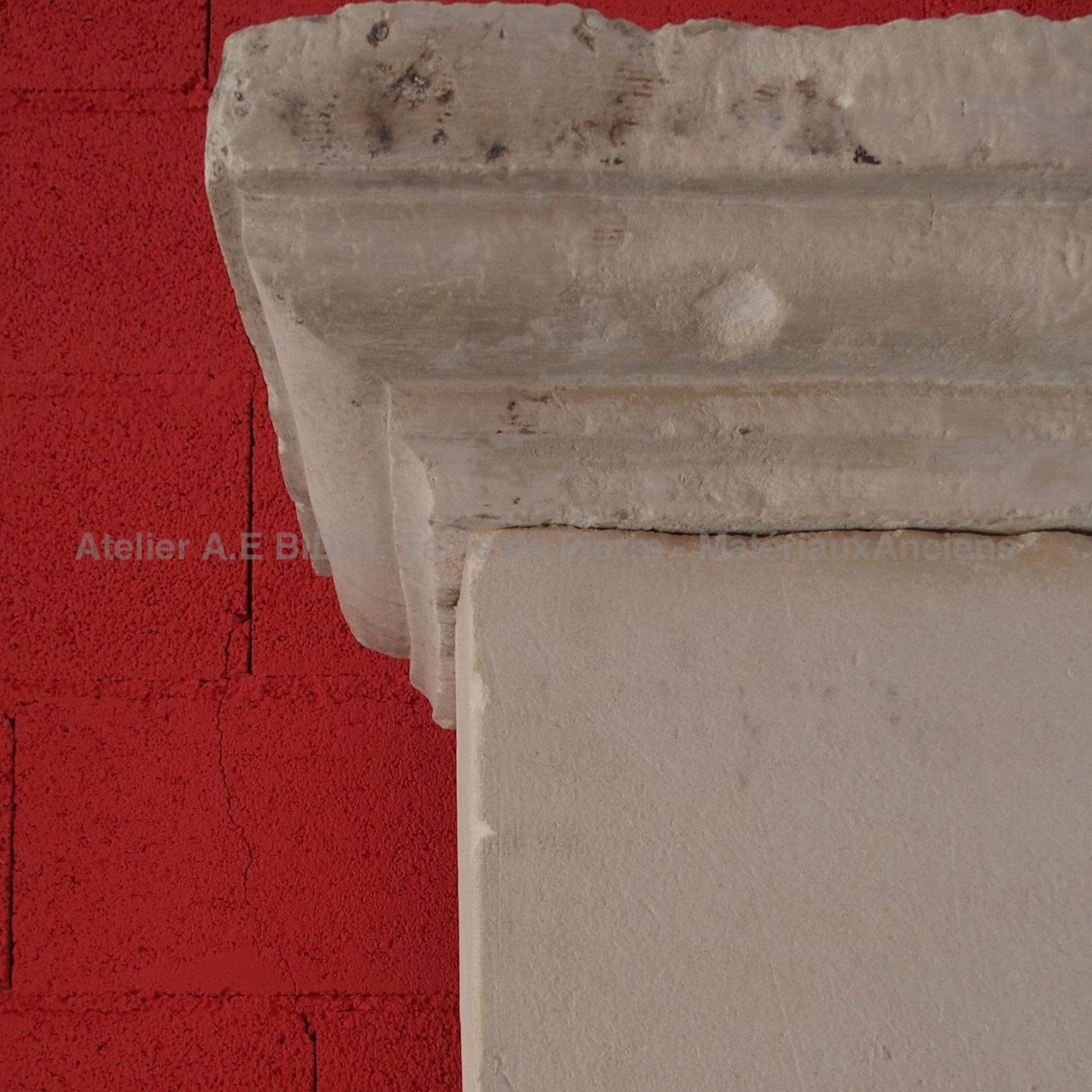 Belle cheminée à trumeau avec tablette - cheminée en pierre louis XIII.