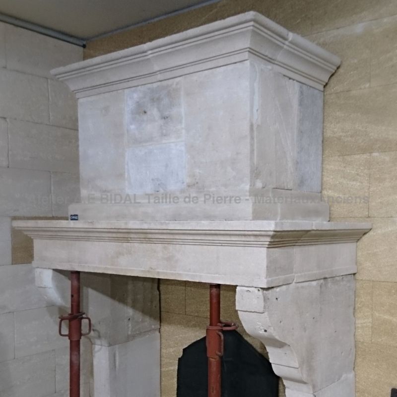 Cheminée ancienne - une superbe cheminée à trumeau en pierre véritable.