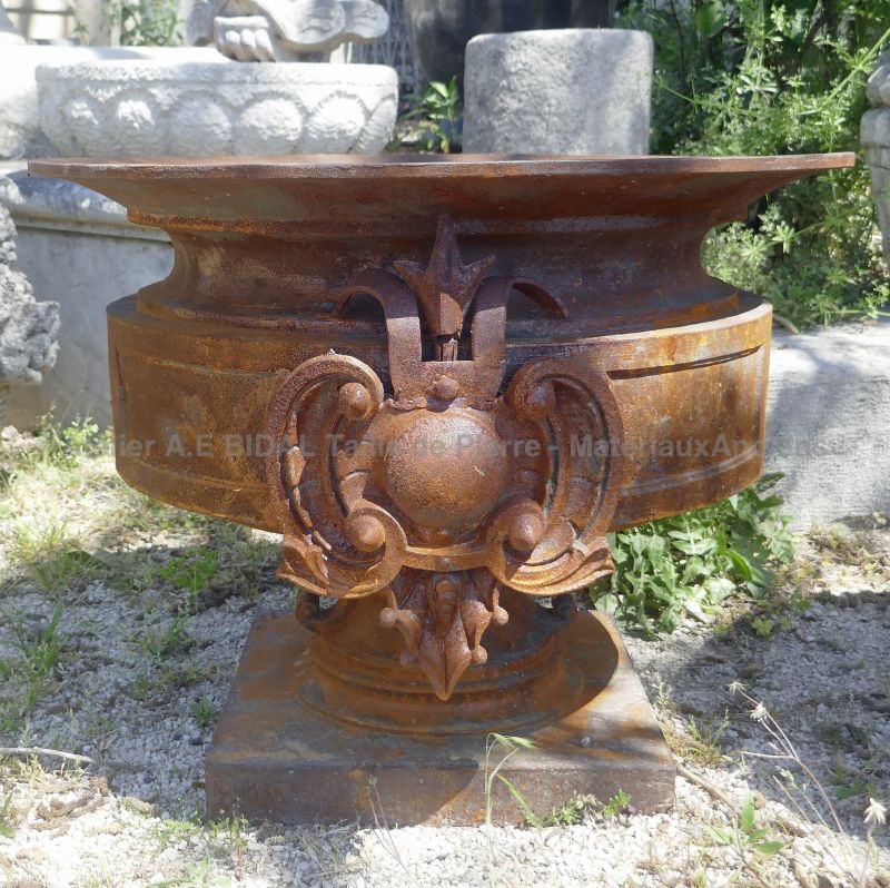 Ancien large vase en fonte de fer début 20ème - Atelier Alain BIDAL, Provence