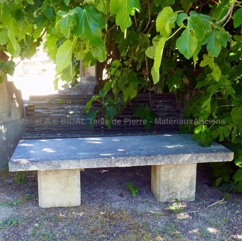 Mobilier de jardin ancien : Longue table basse en vieilles pierres - Atelier Alain BIDAL (Provence)