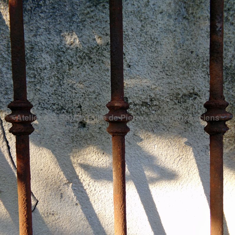 Manchons forgés sur notre portillon ancien à deux vantaux en fer forgé - Atelier Alain BIDAL (Provence)