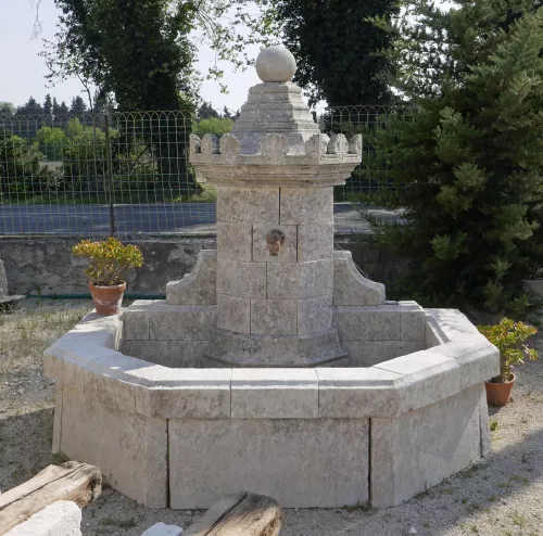 Large fontaine de jardin avec bassin, colonne et chapiteau sculpté en vente chez Alain BIDAL Matériaux Anciens - Provence.