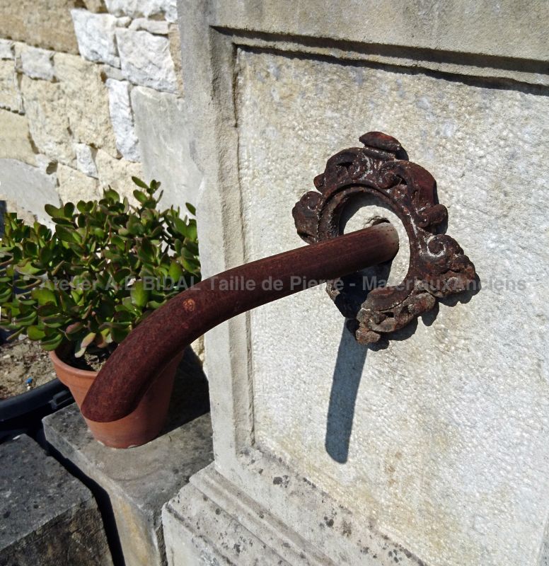Detail of the wrought iron and cast iron work on the stone pediment of our decorative garden fountain | Alain BIDAL workshop.