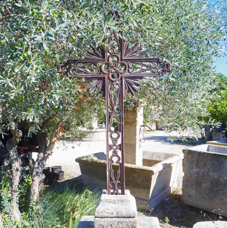 Ancienne croix en fonte et socle en pierre : Atelier Alain BIDAL (Provence)