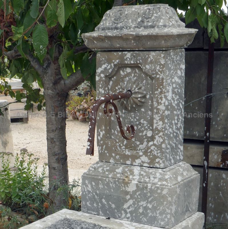 Détails du fronton en pierre sur notre borne à eau ancienne - Atelier Alain BIDAL