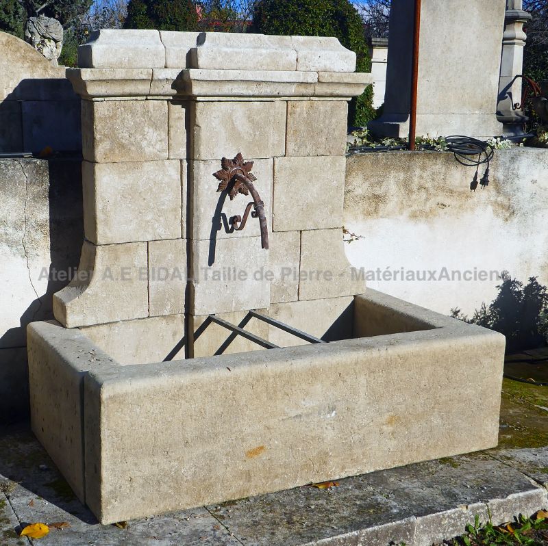 Vaste choix de fontaines en pierre pour aménager votre extérieur : Atelier Alain BIDAL, Provence