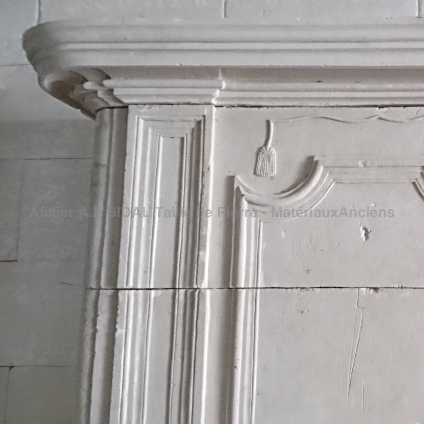 Cheminée Louis 14 en pierre : une belle cheminée ancienne d'époque à venir découvrir en Provence.