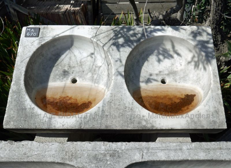 Evier en marbre par le spécialiste des matériaux anciens en Provence