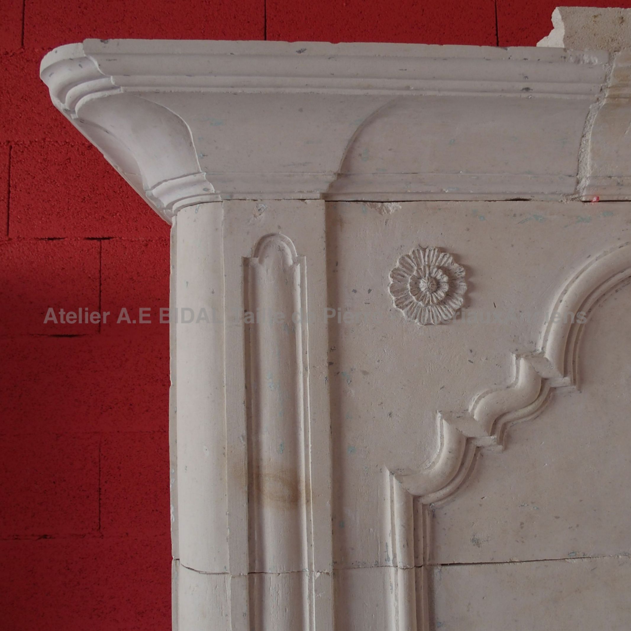 Belle cheminée ancienne en pierre - une cheminée ancienne richement décorée par un tailleur de pierre d'autrefois.