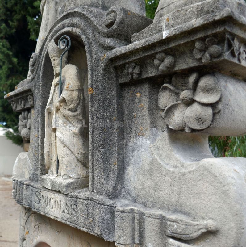 Stèle ornementale ancienne sculptée en pierre de Savonnière de style Gothique