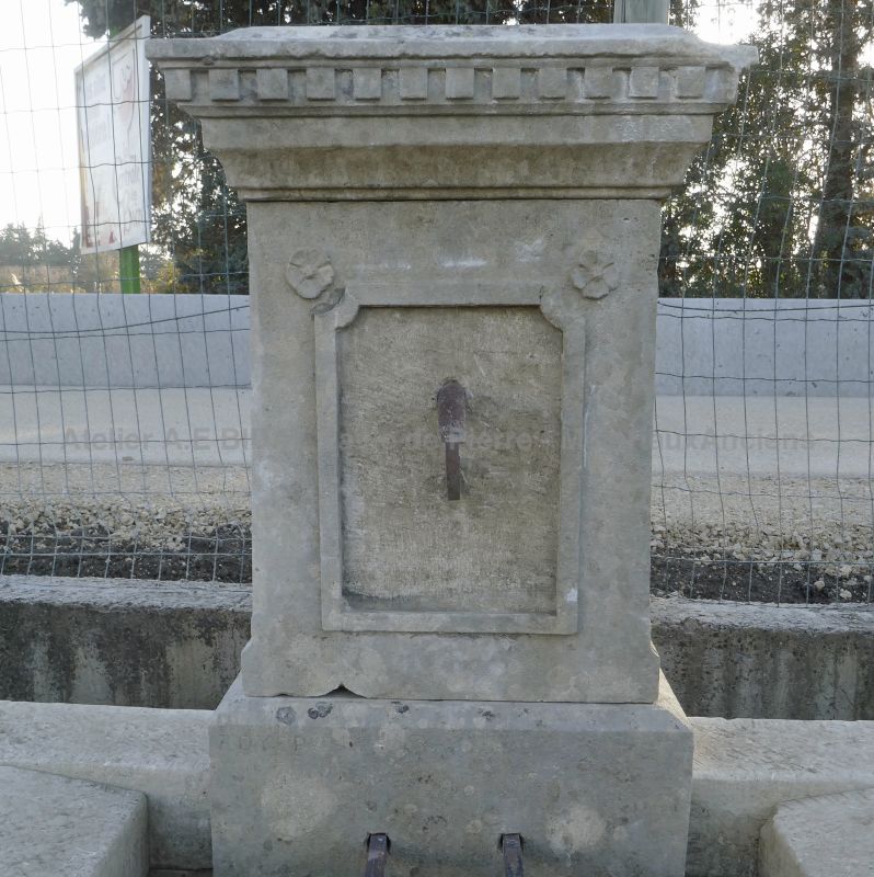 Picture of the charming stone pediment of our wall fountain in stone : Atelier Alain BIDAL (Provence)