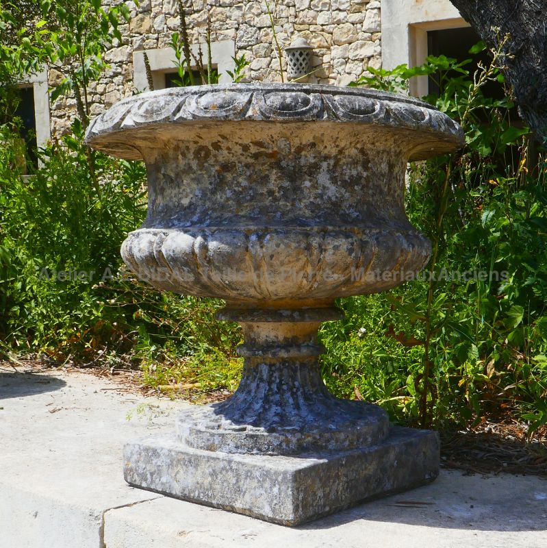 Ancien vase Médicis en pierre - Vase de jardin en vente chez Alain BIDAL (Provence)