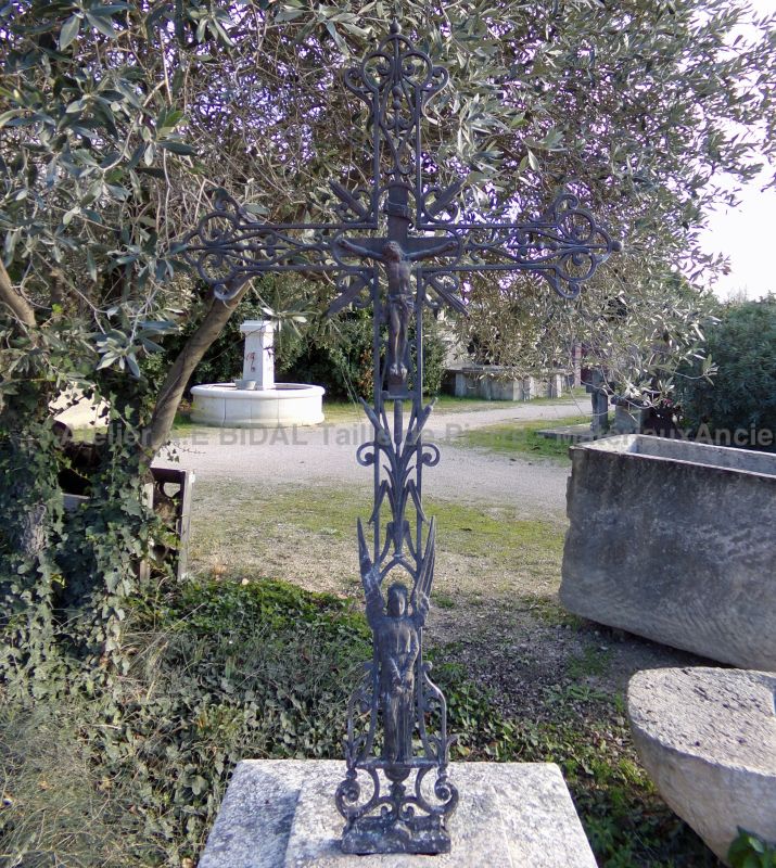 Calvaire ancien : croix en fonte de fer et socle en pierre patinée en vente en Provence