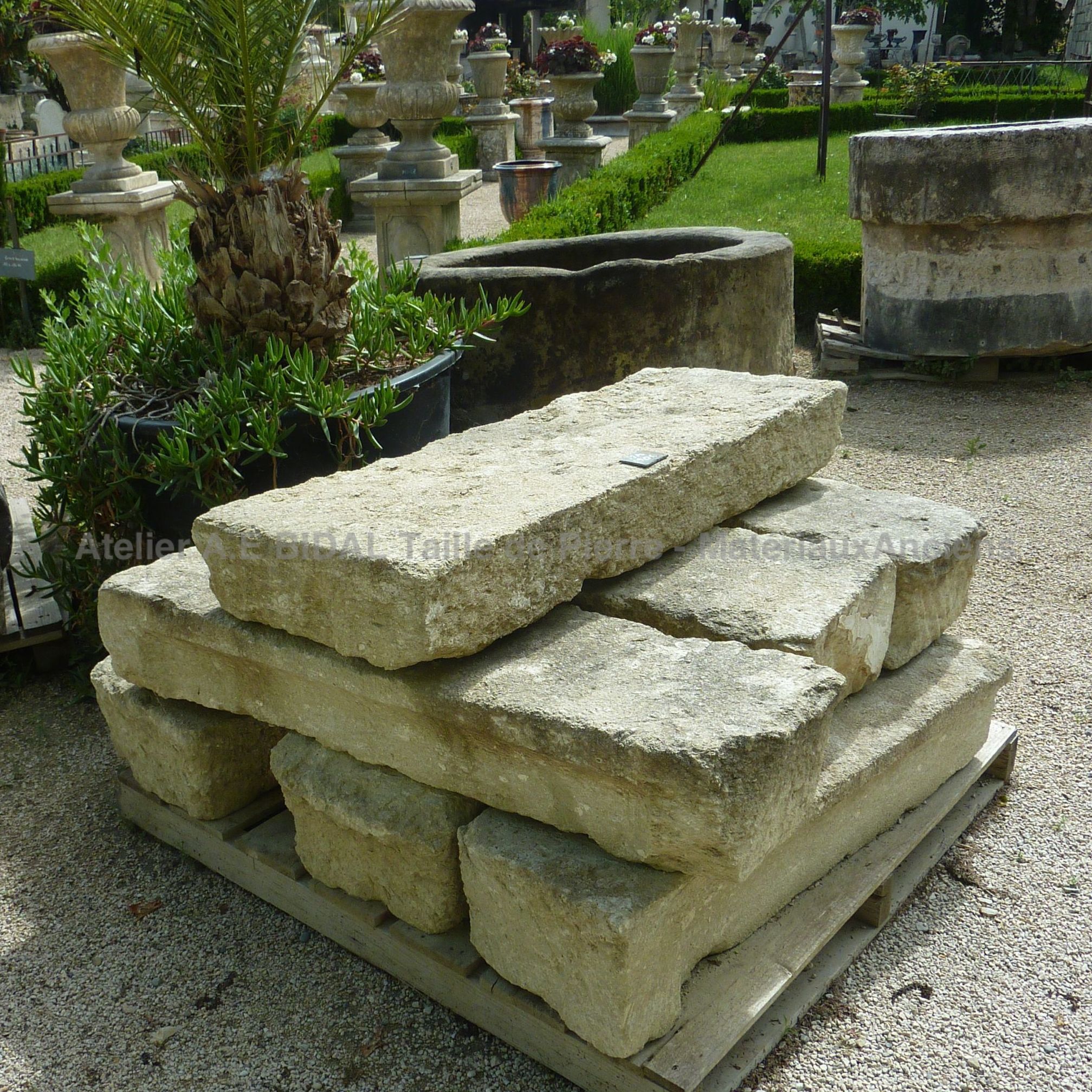 Marches d'escalier et seuil de porte en pierre ancienne.