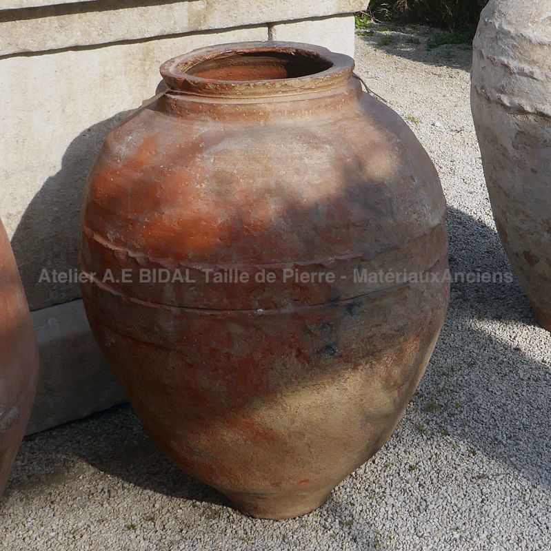 Belle jarre antique en terre cuite par Les Matériaux Anciens en Provence Alain BIDAL