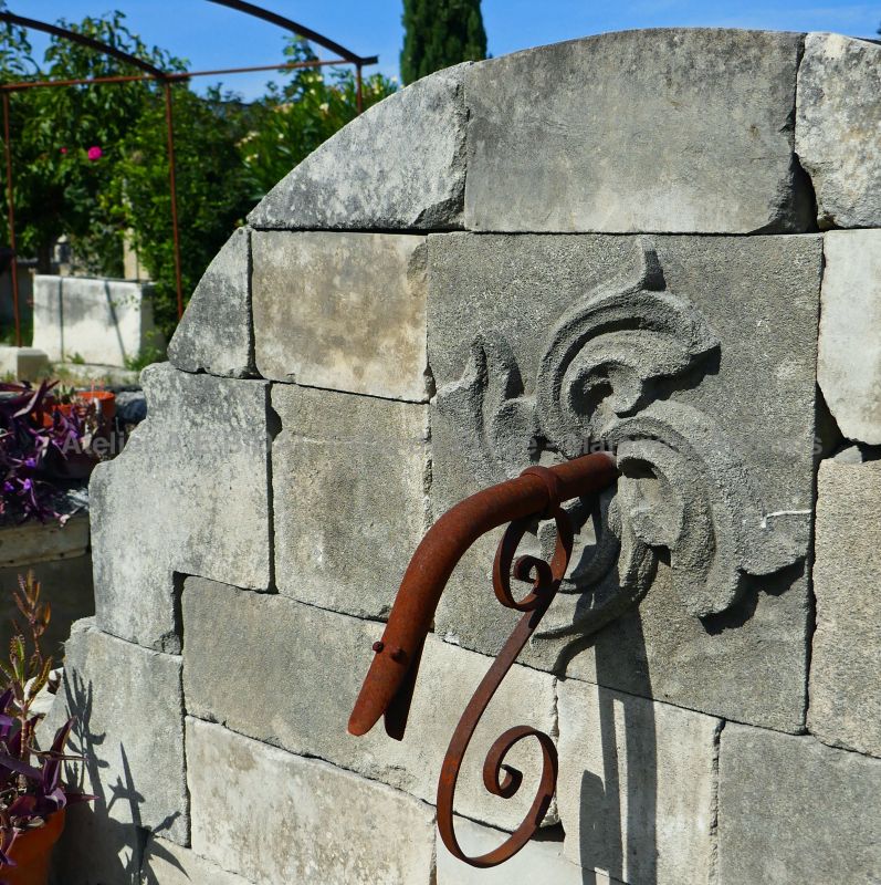 Ancienne fontaine en pierre par Alain BIDAL Materiaux Anciens en Provence