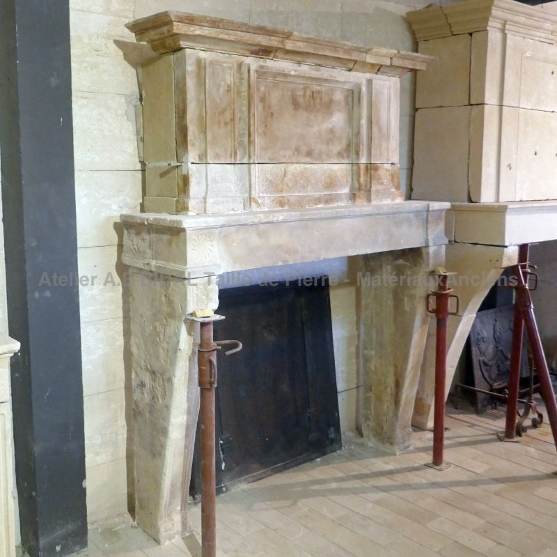 Cheminée ancienne de style Louis XVI en pierre chez Alain Bidal - Provence