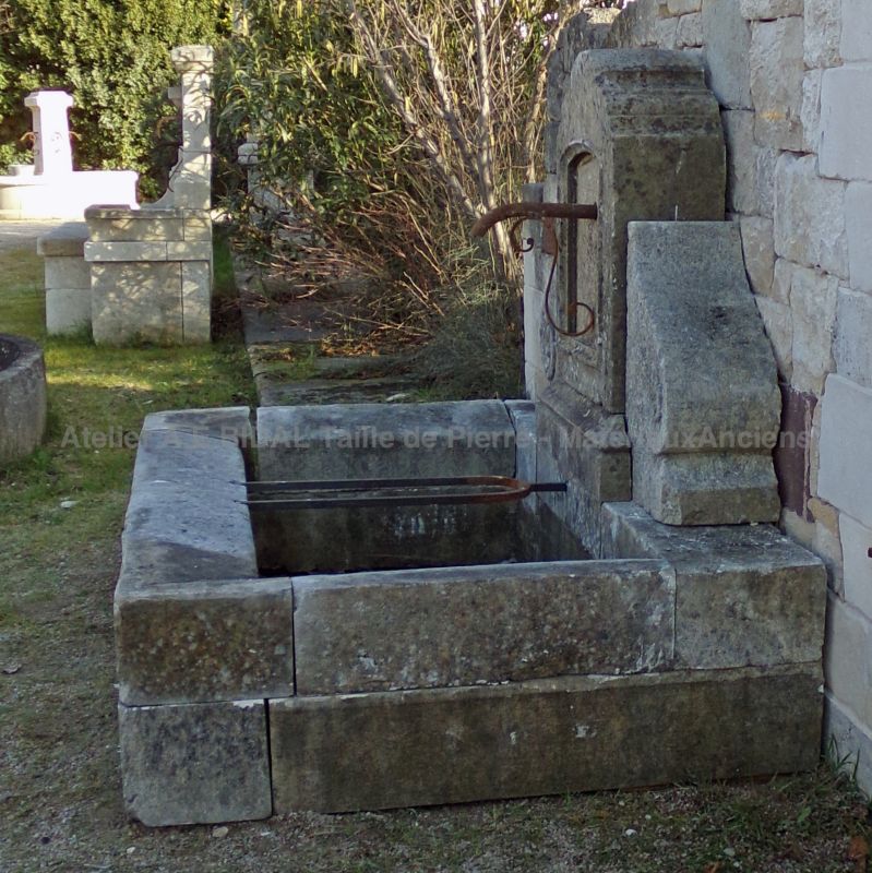 Fontaine rustique de Provence en vieilles pierres - Les Matériaux Anciens en Provence Alain BIDAL