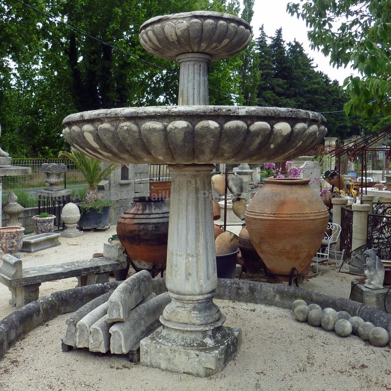 Ancienne fontaine centrale en pierre par Atelier Alain BIDAL Matériaux Anciens en Provence.