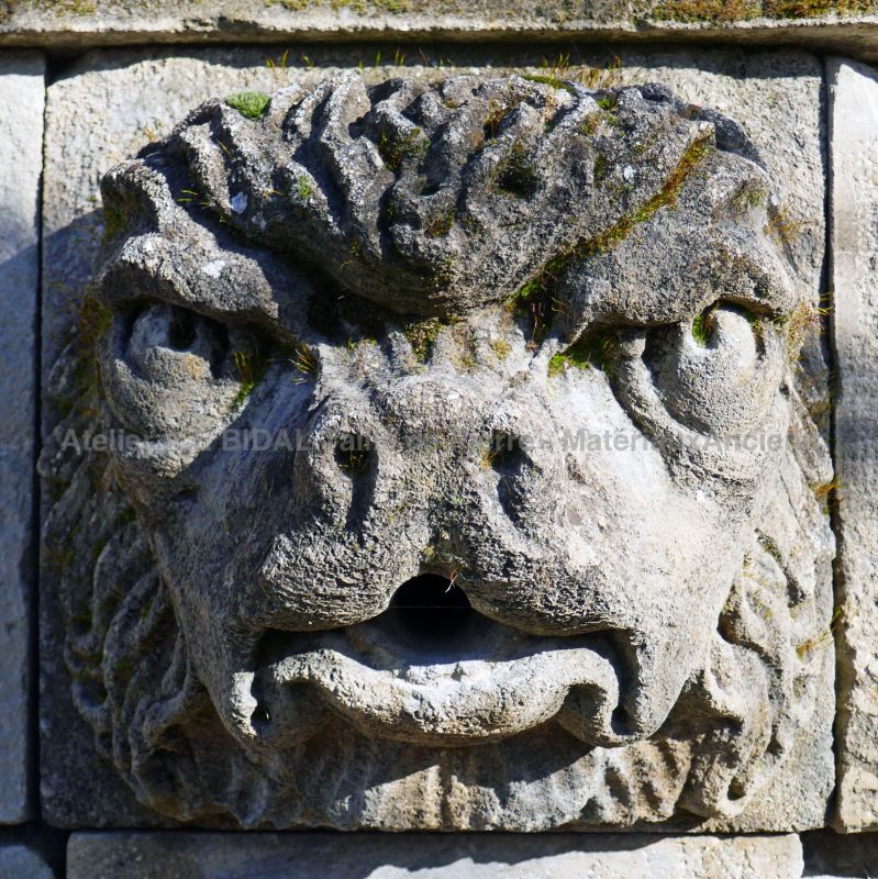 Detail of the beautiful water outlet carved in stone on our wall fountain made of ancient stones | For sale in Provence at BIDAL antique materials.