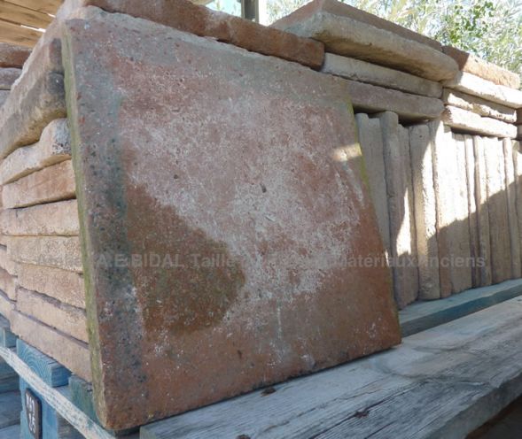 Dallage ancien: dalles carrées de grandes dimensions.