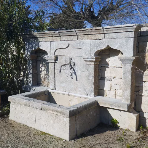 Fontaine de jardin en pierre de grande dimension par Alain BIDAL, Matériaux Anciens en Provence