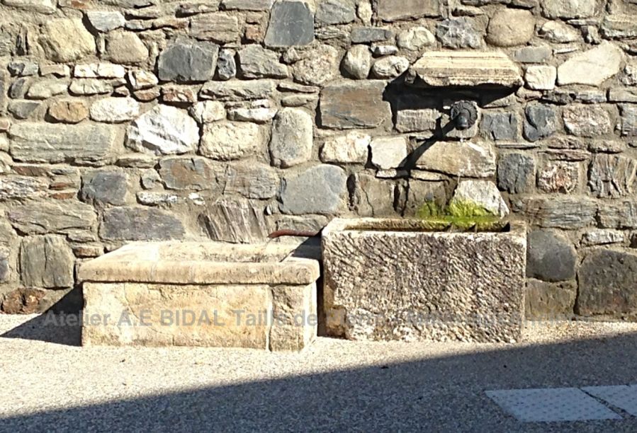 Superbe fontaine en pierres anciennes signée AE Bidal.