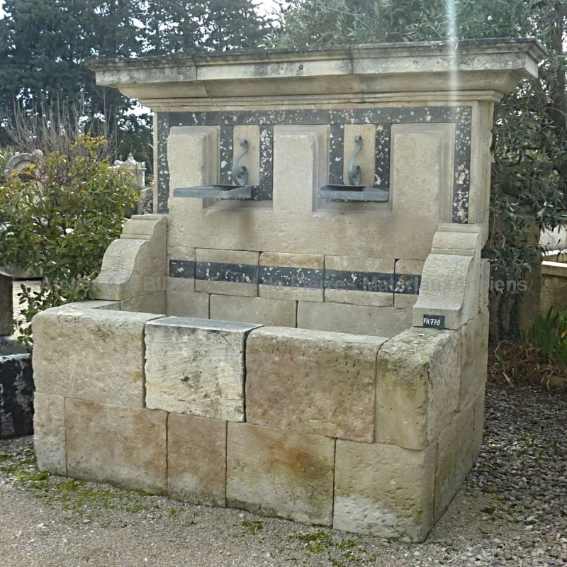 Magnifique grande fontaine en pierre et matériaux anciens | Fontaine murale au rendu décoratif exceptionnel.