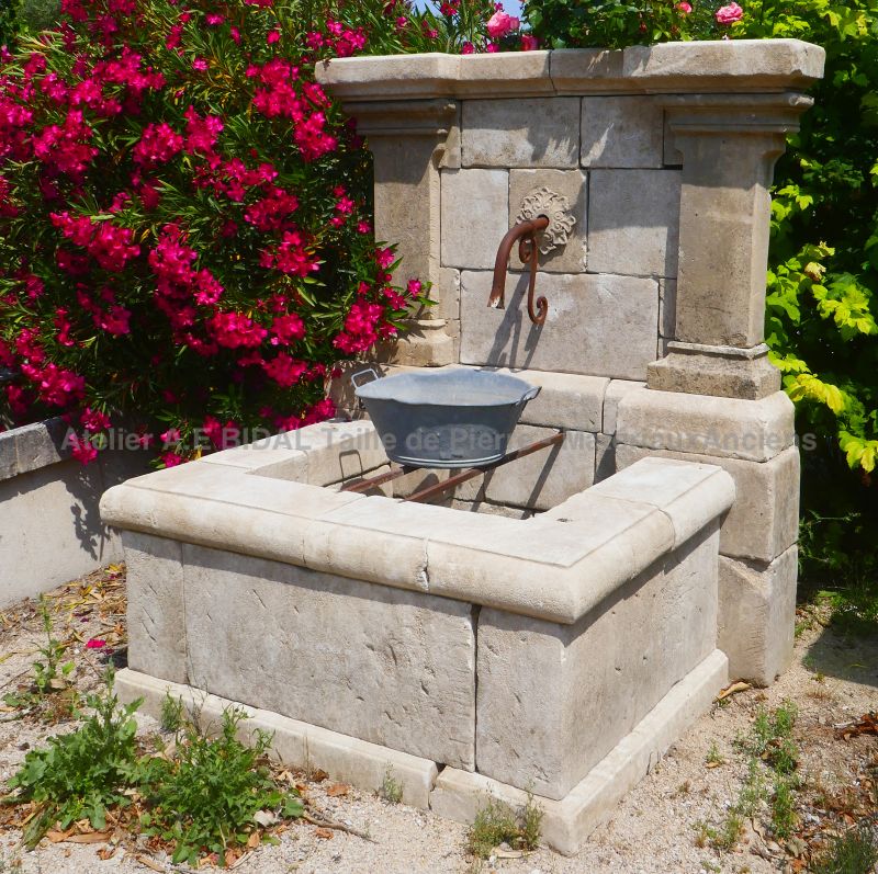 Fontaine de jardin en pierres patinées pour un bel aménagement extérieur : Alain BIDAL, Matériaux Anciens en Provence
