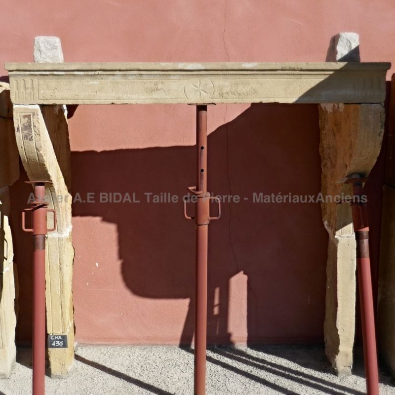 Belle cheminée Louis 14 à la délicieuse couleur jaune/ocre.