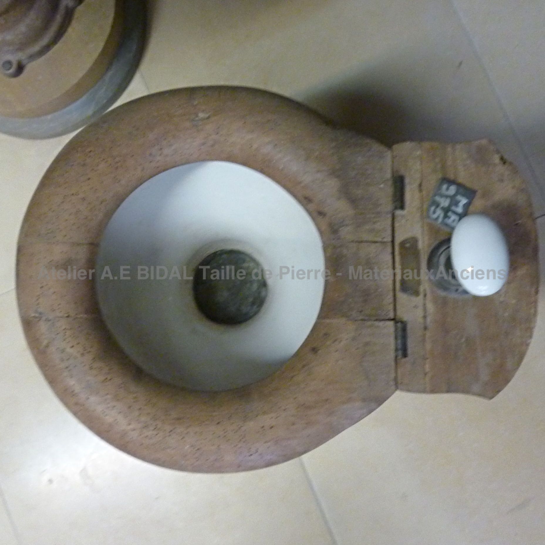 Toilettes sèches pour des toilettes rustiques mais élégantes.