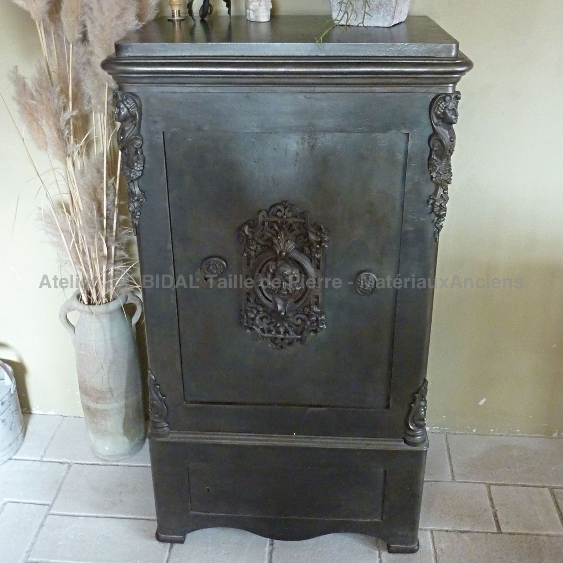 Grand coffre-fort en fonte ancienne - matériaux anciens.