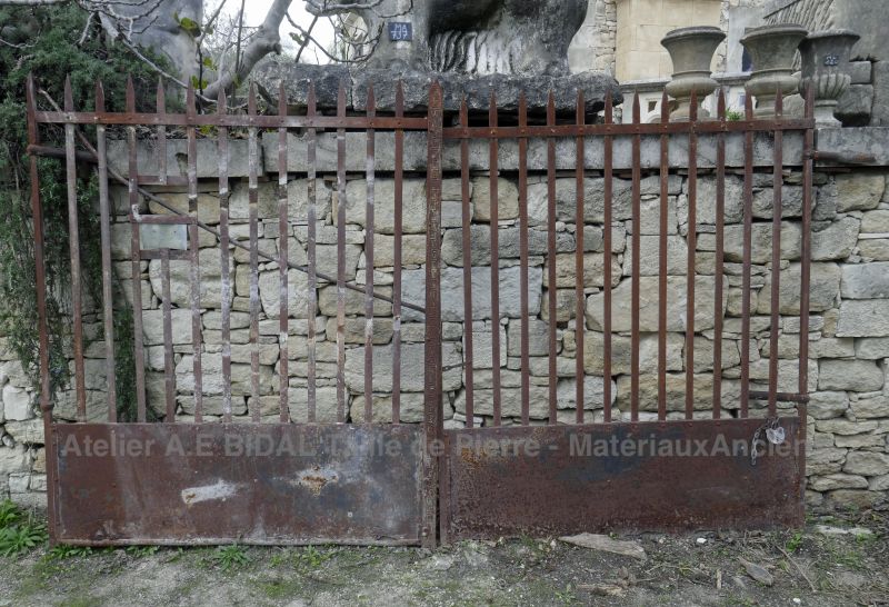 Ancien portail en fer forgé pour embellir l'entrée de votre propriété : Atelier Alain BIDAL (Provence)