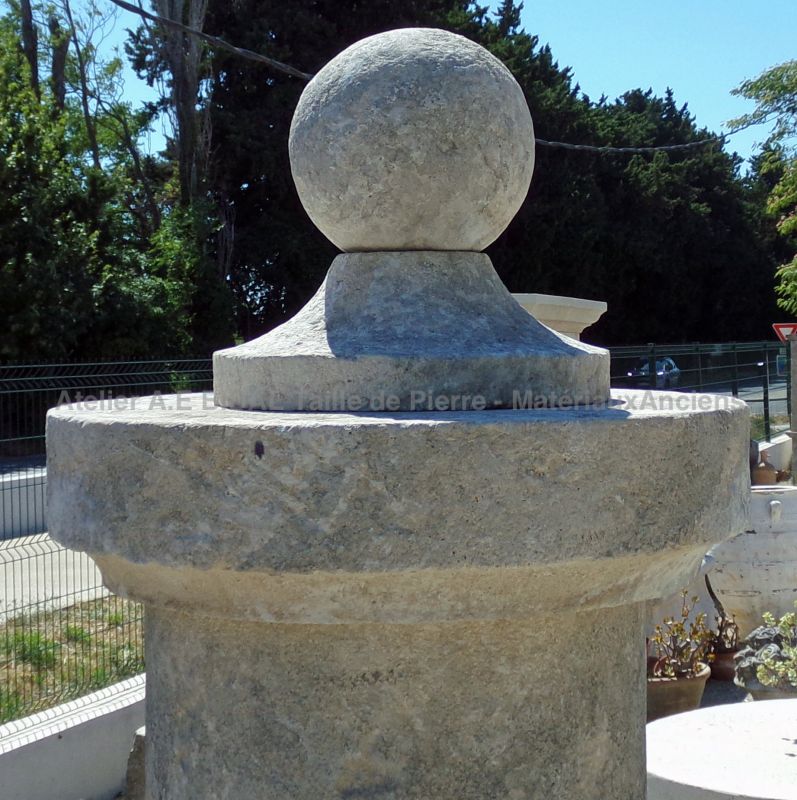 Chapiteau avec boule sur pied en pierre - Atelier Alain BIDAL (Provence)