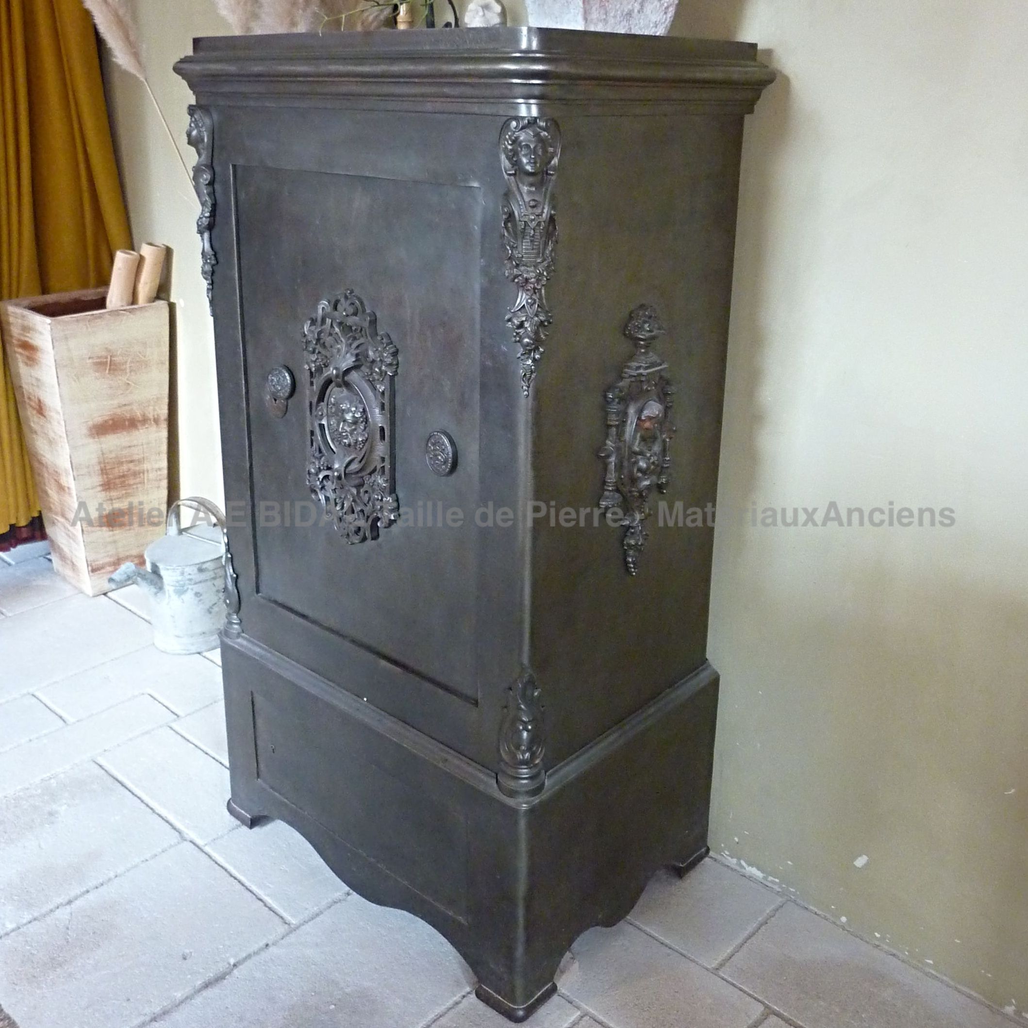 Coffre-fort ancien en fonte ancienne noire.