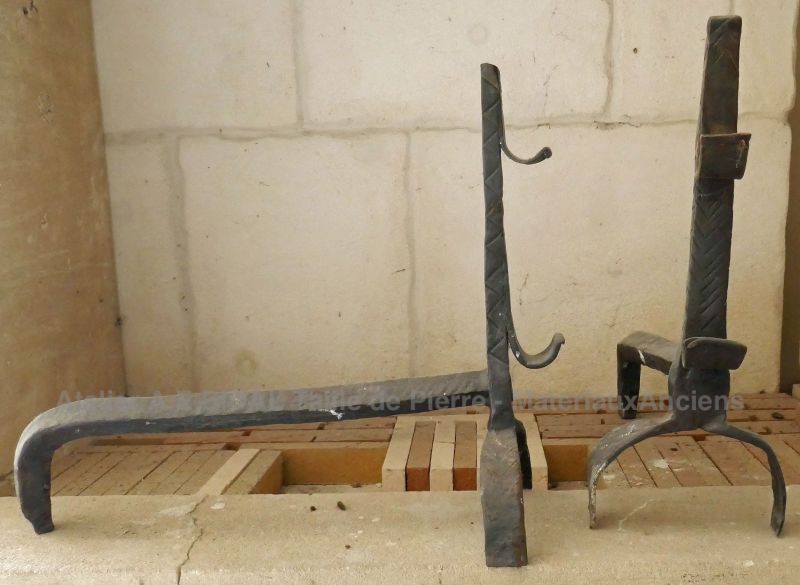 Anciens landiers en fonte en vente chez Alain BIDAL Matériaux Anciens en Provence.