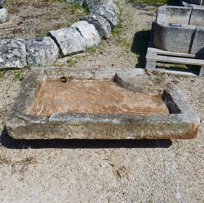 Ancien évier en pierre pour extérieur : évier massif ancien en pierre patinée par le tailleur de pierre Alain BIDAL (Provence)