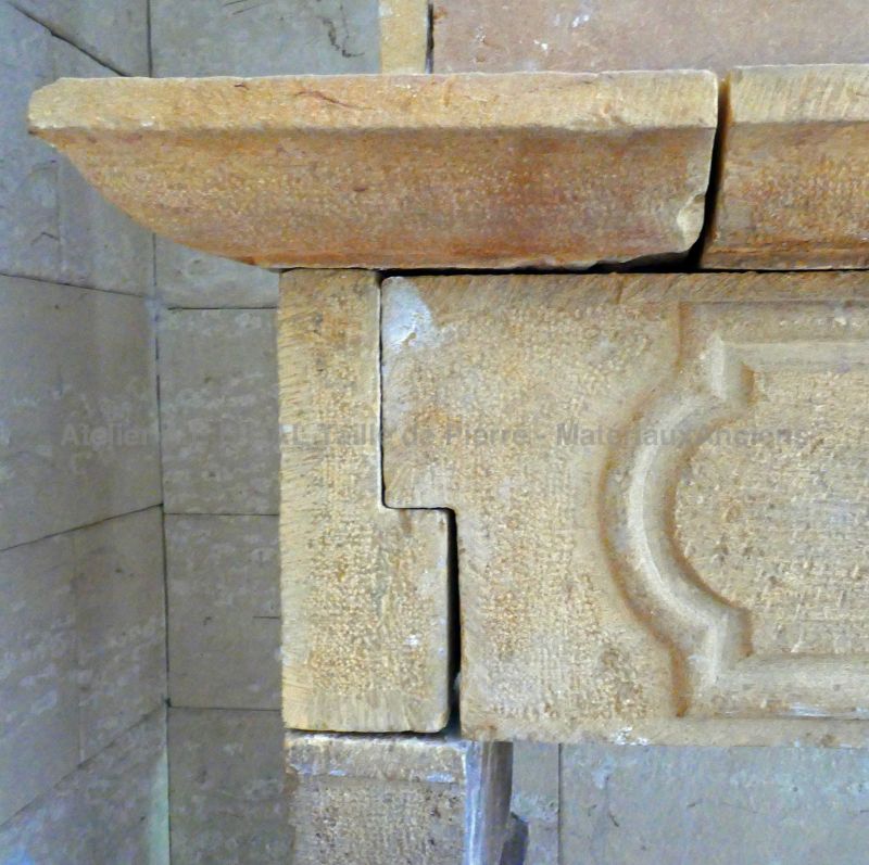 Cheminée ancienne en pierre jaune : cheminée Louis XIII en vente en Provence chez Atelier Alain BIDAL