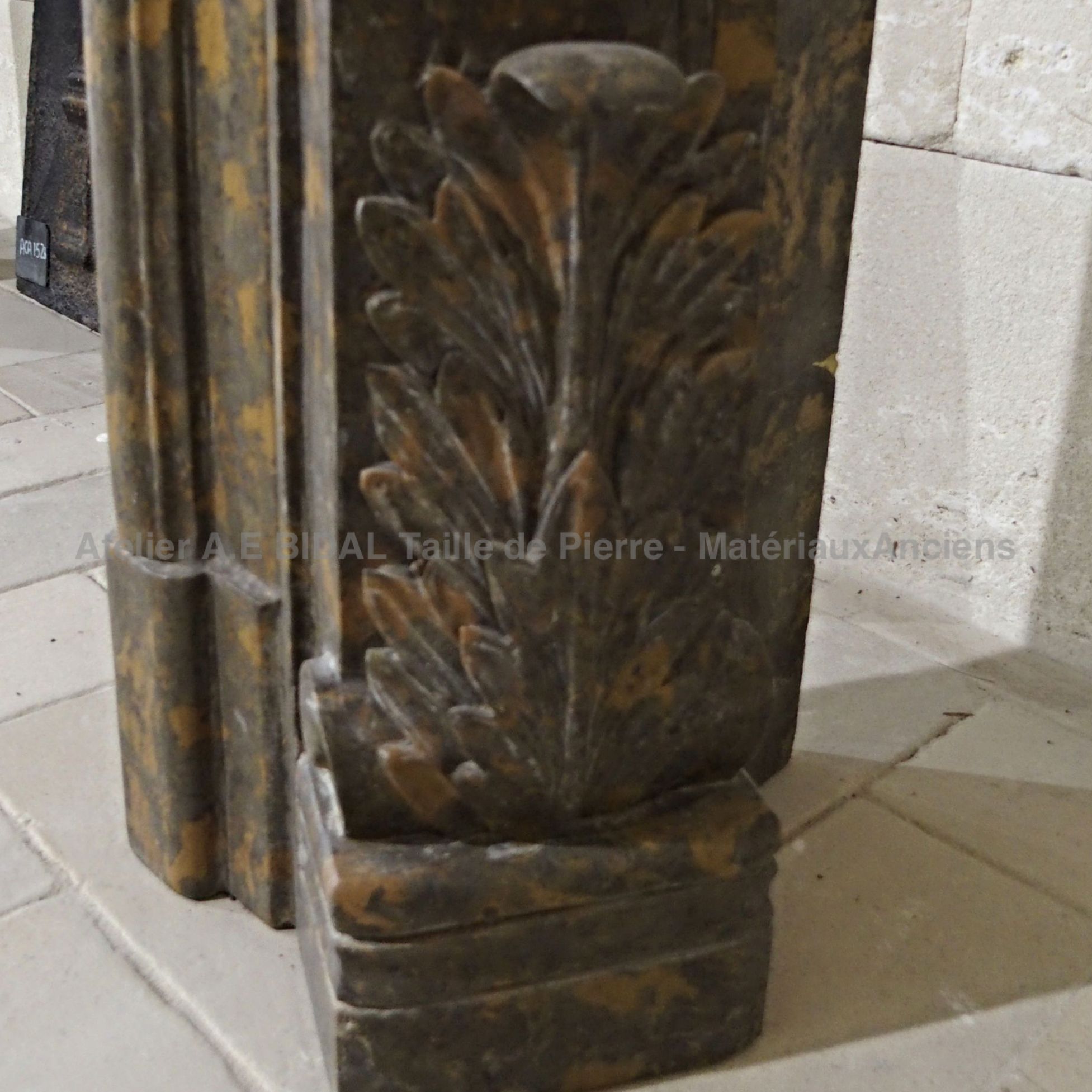 Décoration réalisée sur cheminée en marbre marron.