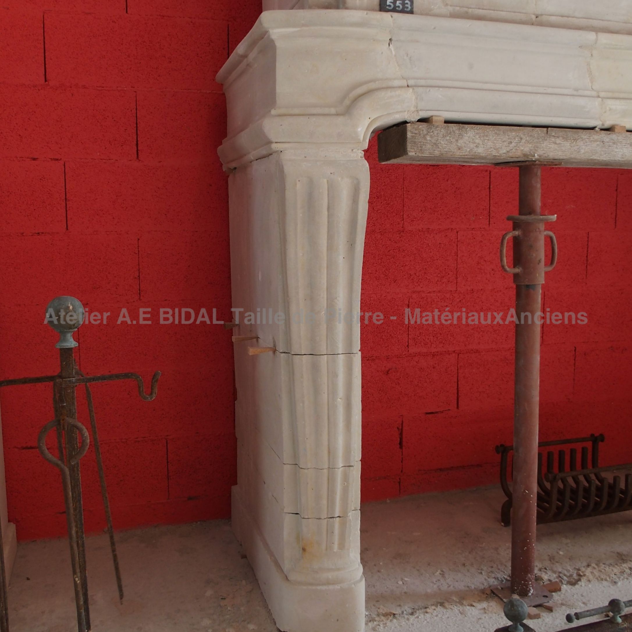 Jambages de notre cheminée ancienne Louis XV.