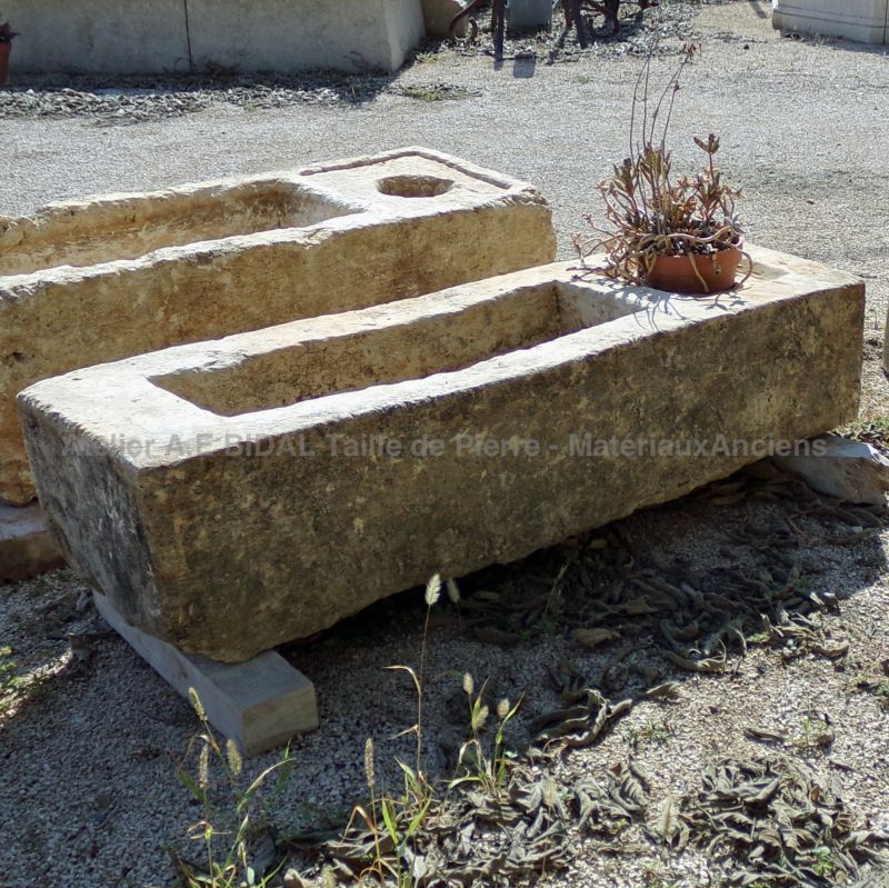 Jardinière originale en pierre ancienne : longue auge en pierre en vente chez l'Atelier Alain BIDAL (Provence)